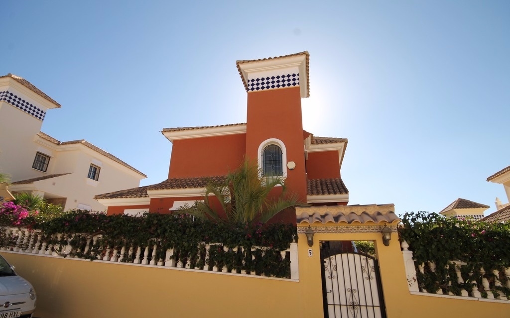 SUPERB OFFER! LARGE VILLA with PRIVATE POOL in VILLAMRTIN. Ref:ks1337