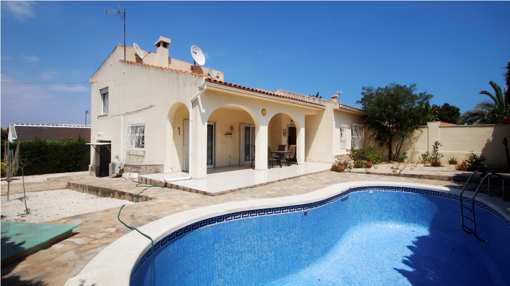 Villa with Garage, Private Pool and Large plot in Los Balcones. Ref:ks1625