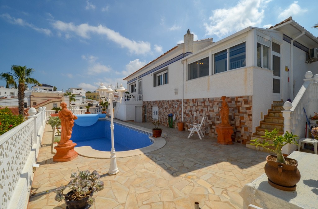 REDUCED!Luxury Villa with Studio Apartment and Private Pool in Villamartin. Ref:ks1728