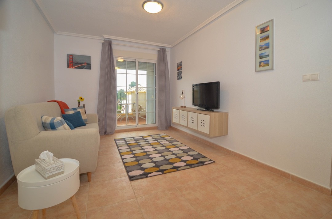 Amazing Top Floor Bungalow in gated Urb, Los Altos. Ref:ks1858