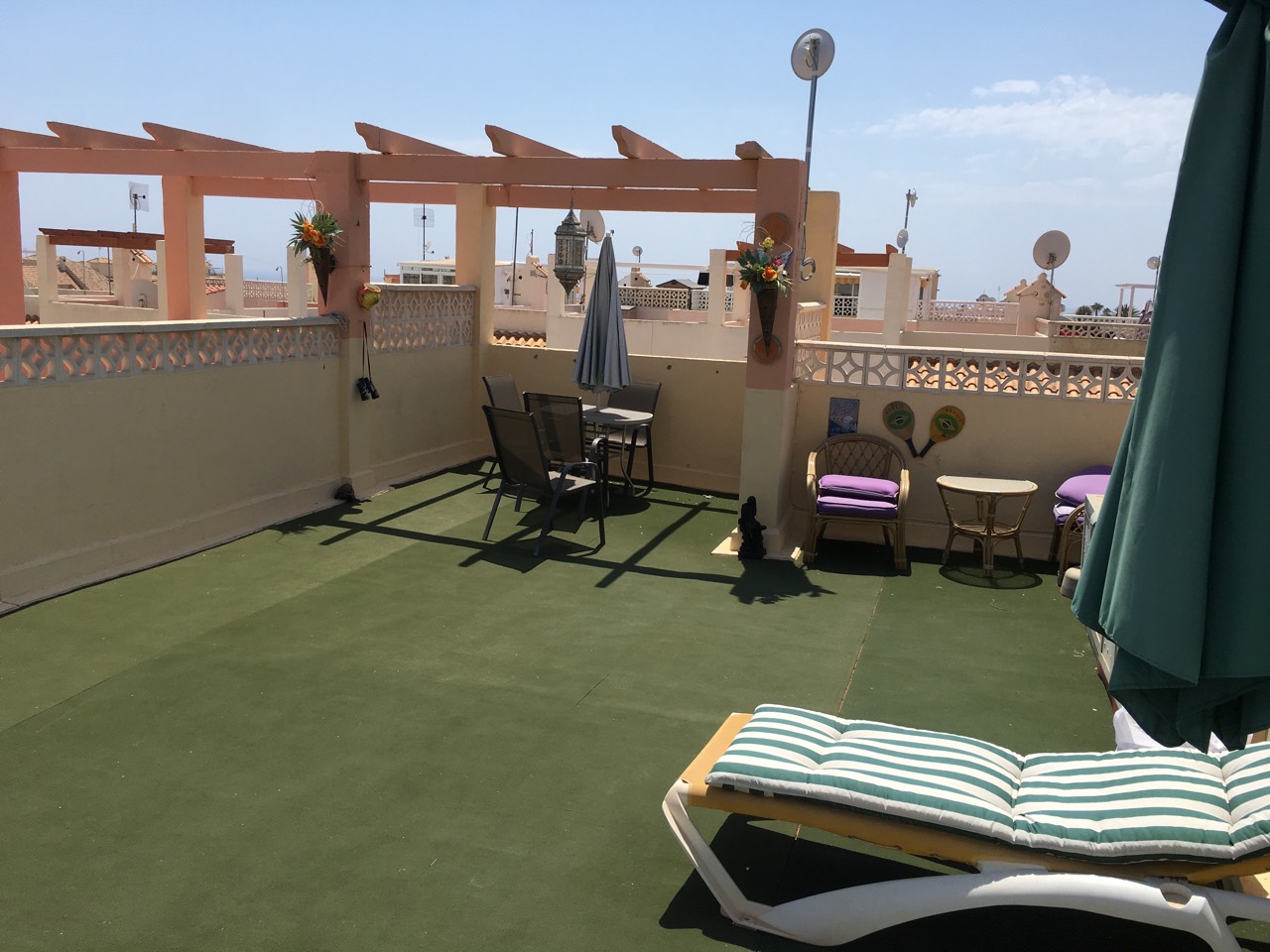 Top Floor Bungalow with Solarium next to Emelarld Isle in La Florida. Ref:mks2003