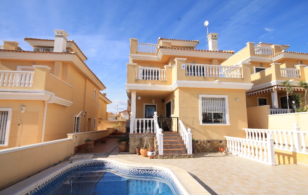 REDUCED!!!Amazing 5 Bedrooms Villa with Private Pool and Separated Apartment in Villamartin. Ref:ks2037