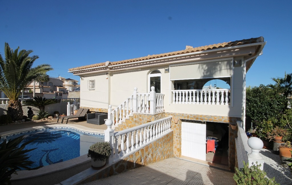 REDUCED!!! Large Villa with Private Pool and Garage in Villamartin. ref.ks2249