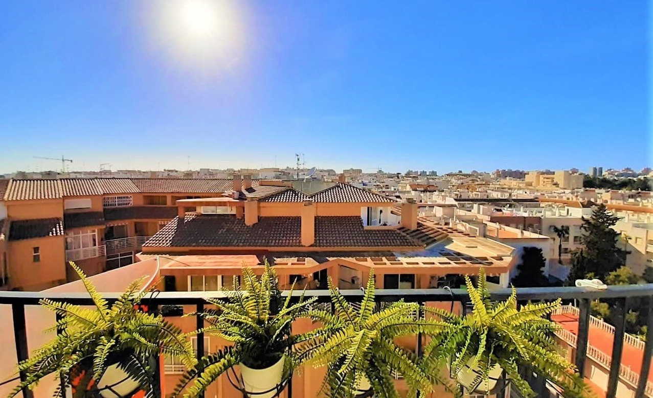BARGAIN! Penthouse ONLY 150m from Beach in Torrevieja. Ref:ks2691