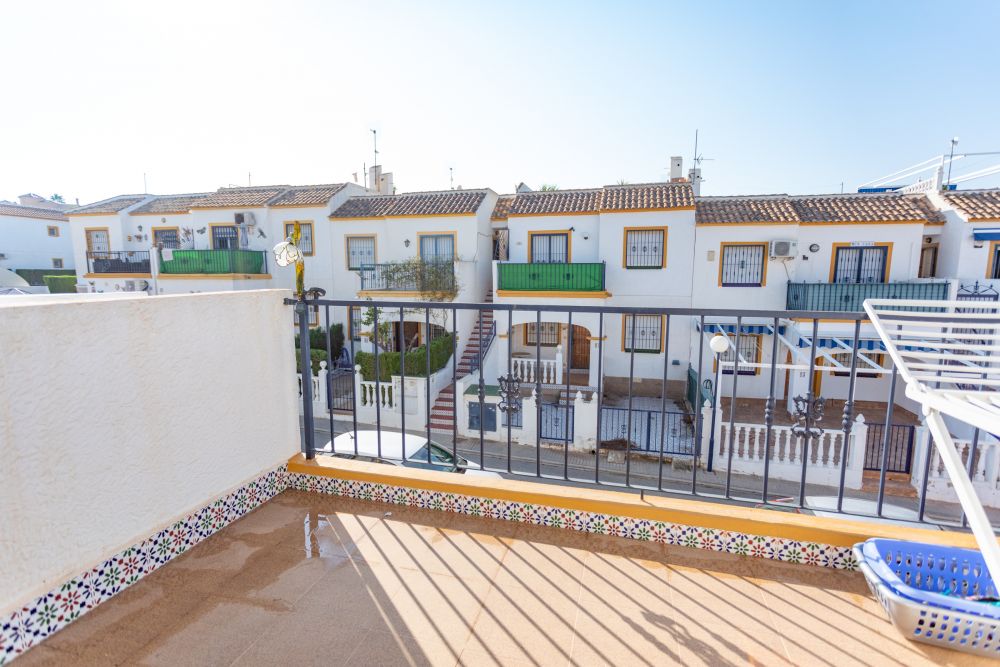 BARGAIN! Top Floor Bungalow with Solarium in La Florida. Ref:ks3097