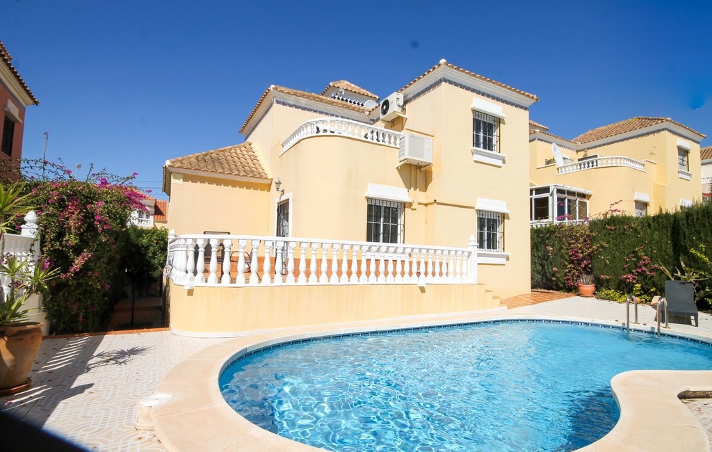 OFFER! Great Condition Villa with Private Pool in Villamartin. Ref:ks3186