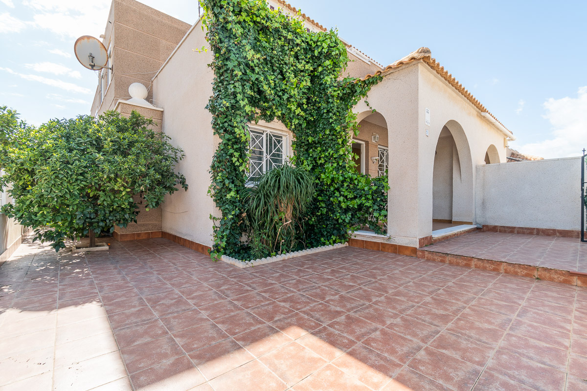 Bargain! Large Semi-Detached Villa near the Beach in Torrevieja. Ref:ks3134