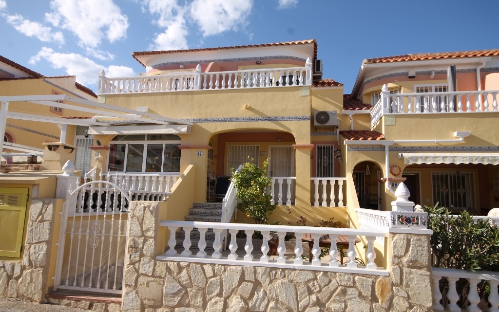 OFFER! Great South Facing Townhouse in Villamartin. Ref:ks3196