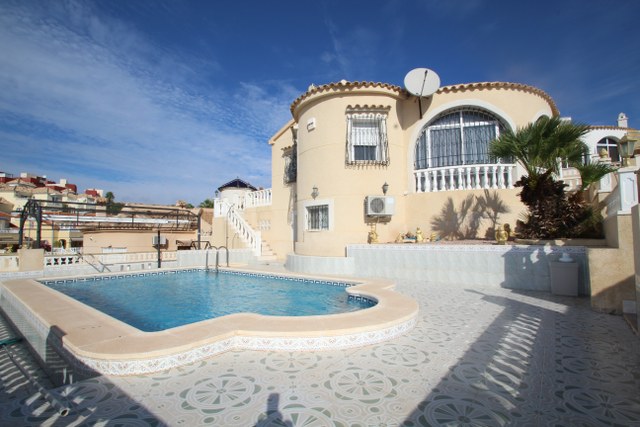 BARGAIN! Large Detached Villa with Private Pool in Villamartin. Ref:ks3315