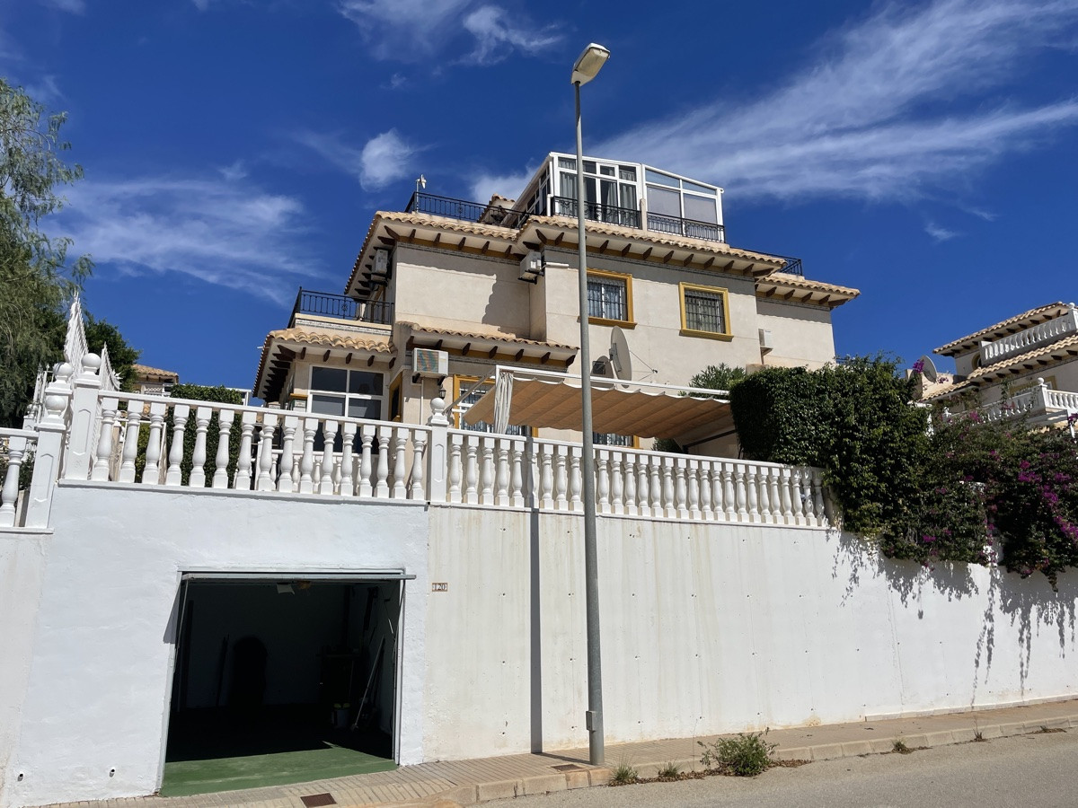 Opportunity! Quad Villa with Garage near La Zenia Boulevard. Ref:ks3469