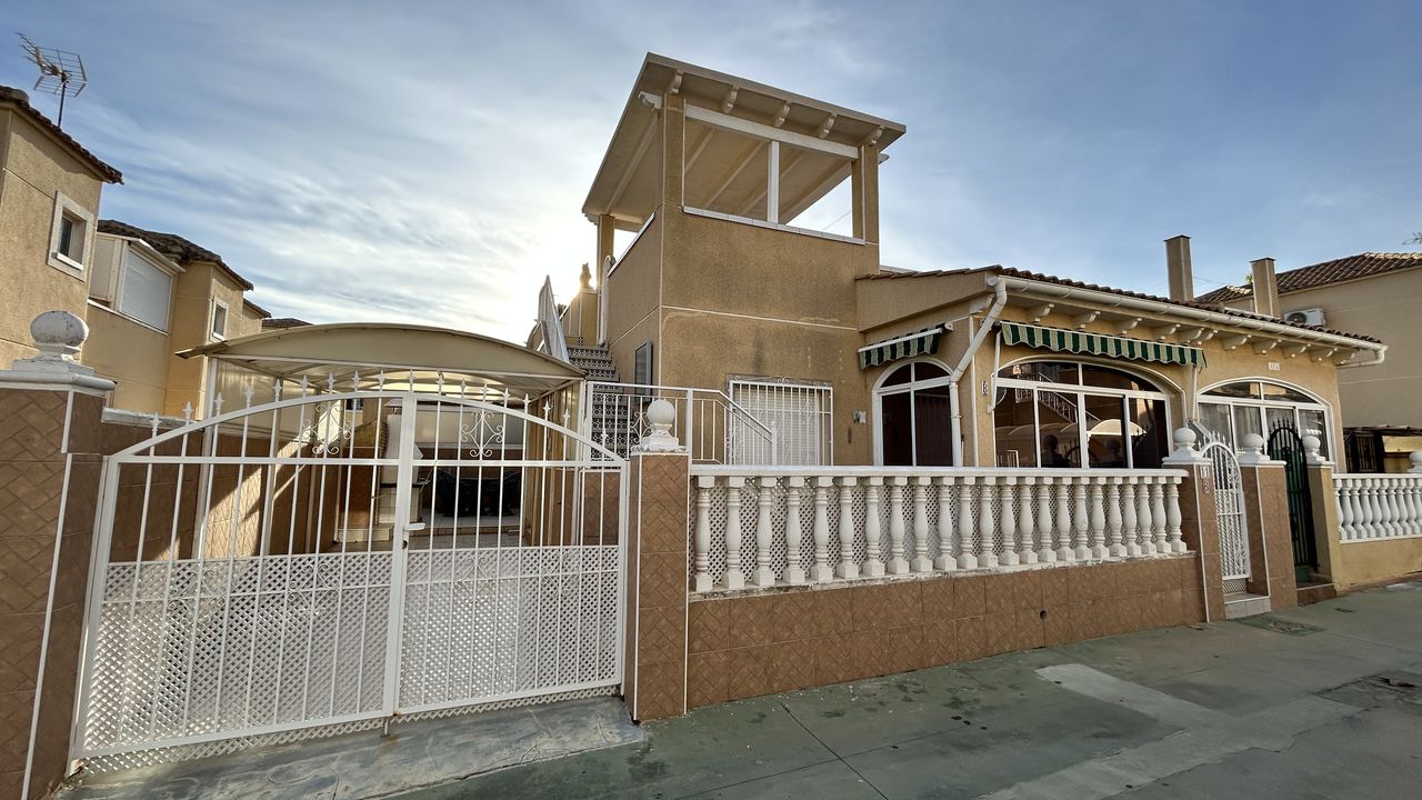 REDUCED!!! Spacious Semi- Detached Villa in Los Altos. Ref:ks3624