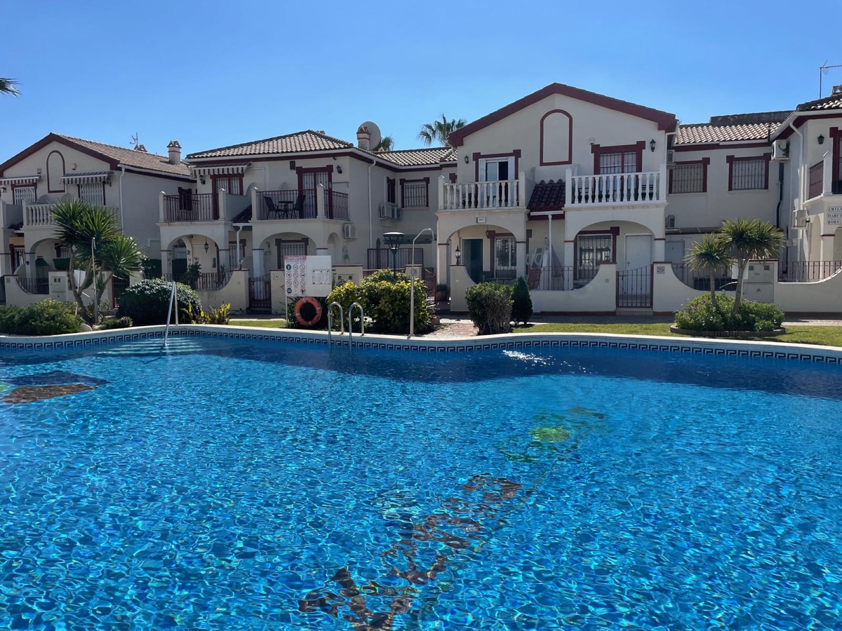 Bargain! Townhouse in heart of La Zenia. Ref:ks3681