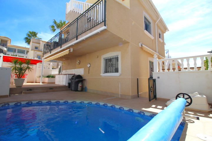 OFFER! South Facing Villa with Separated Apartment, Pool and Garage in Villamartin. Ref:ks3700