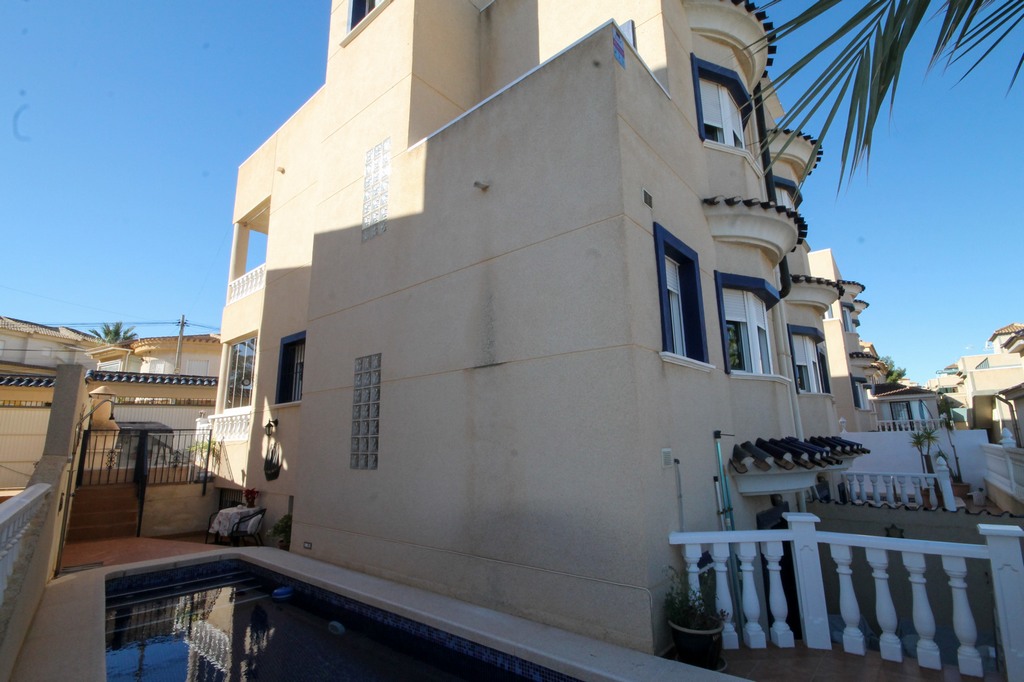 Bargain! Large Semi-Detached Villa with Private Pool in Villamartin. Ref:ks3865