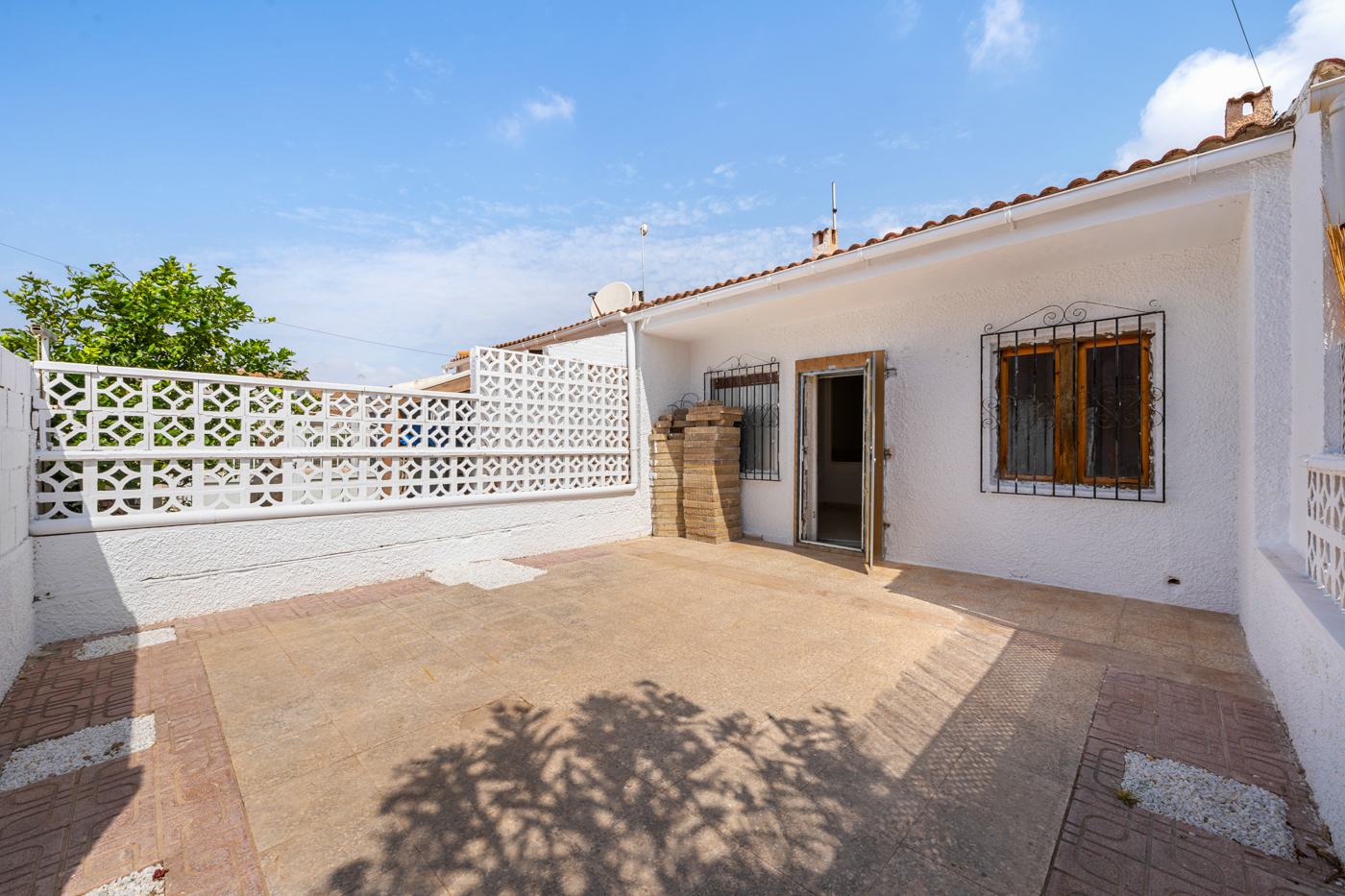 OFFER! South Facing One Level Townhouse in Torrevieja. Ref:ks3889