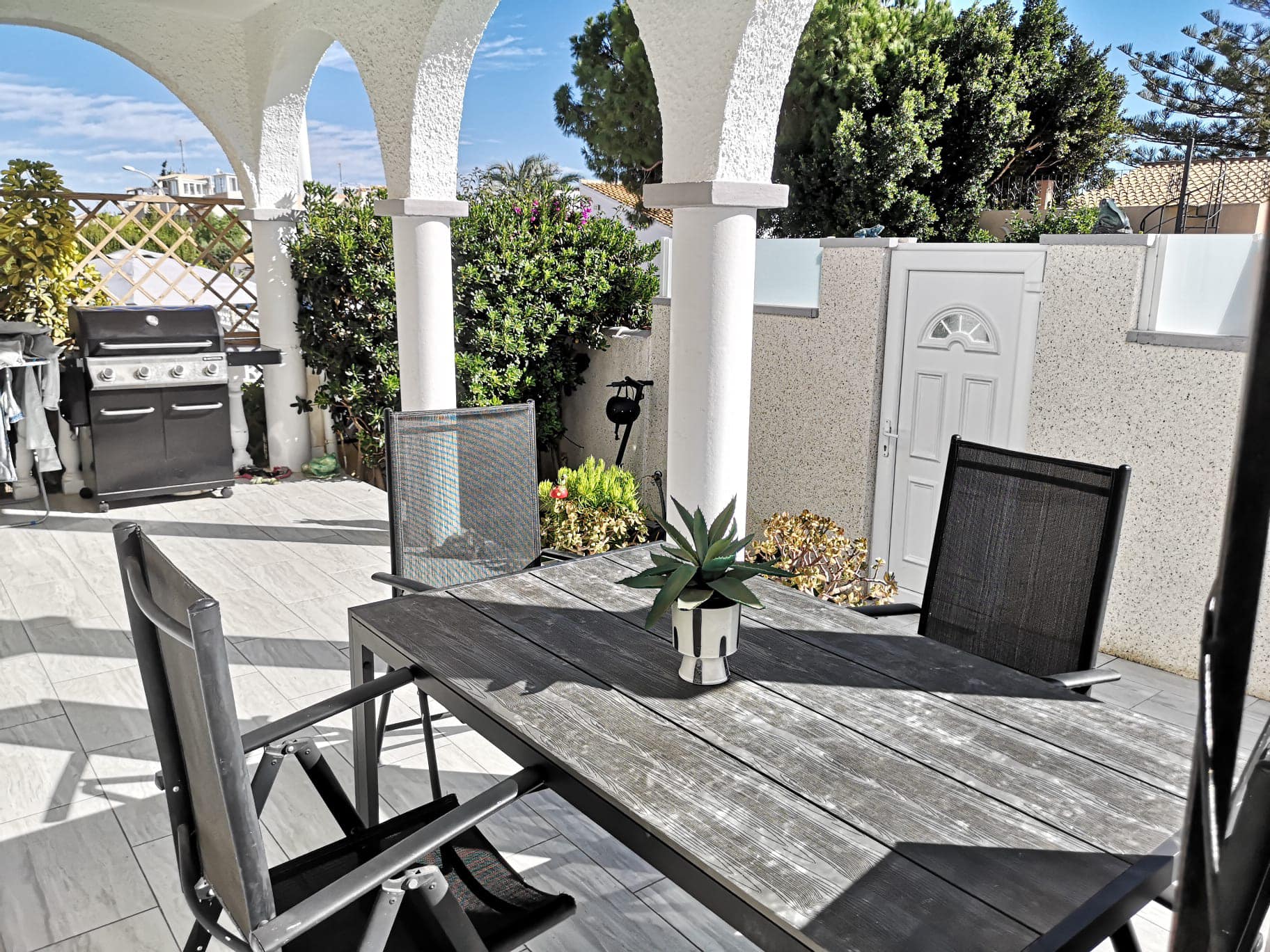BARGAIN! Renovated One Level Semi- Detached Villa in La Florida. Ref:ks4076