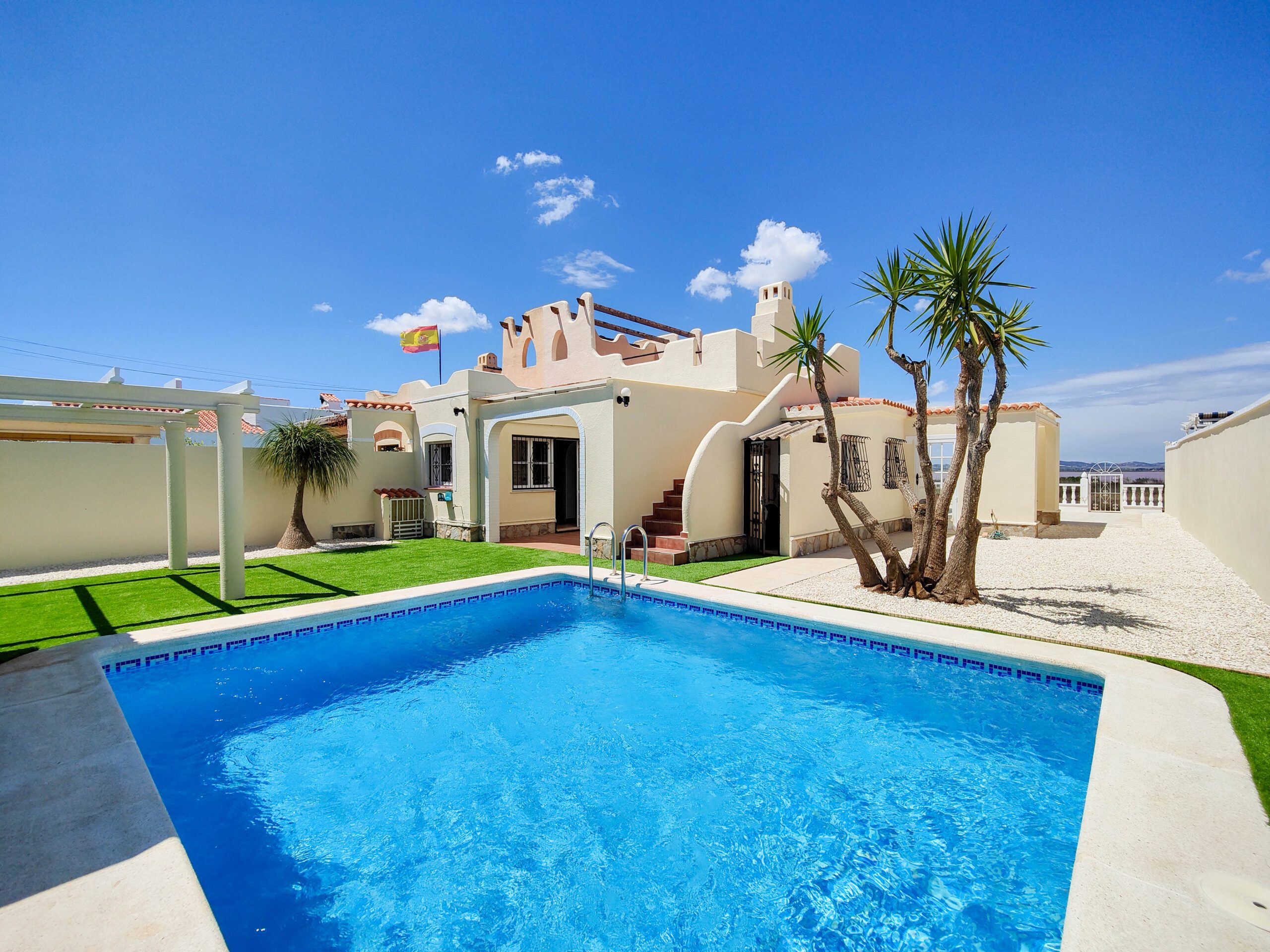 OFFER! Semi-Detached Villa with Private Pool in Prestige Torreta Florida, Torrevieja. Ref:ks4297