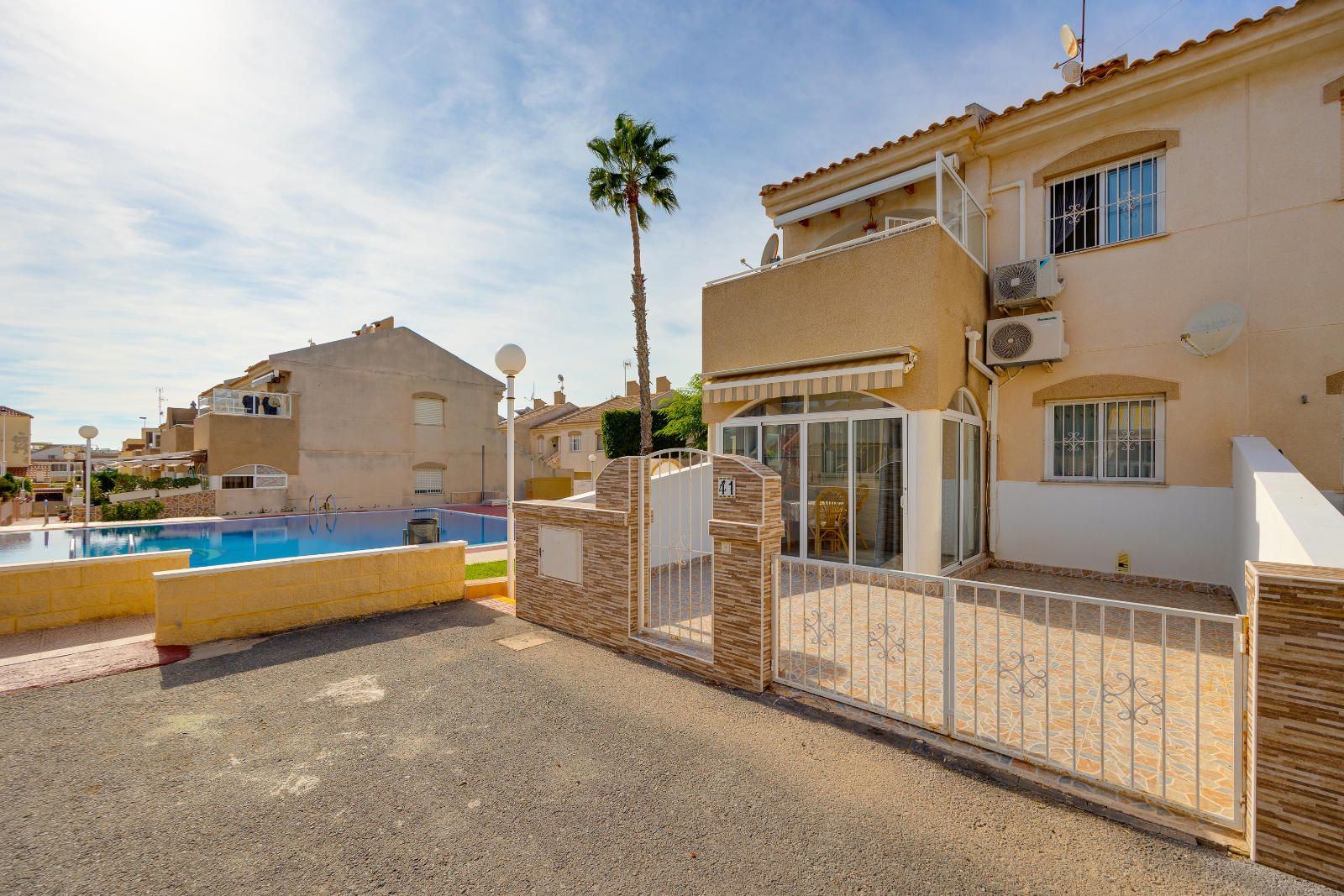 OPPORTUNITY! Corner Ground Floor Bungalow next to Pool in Torrevieja. Ref:ks4992