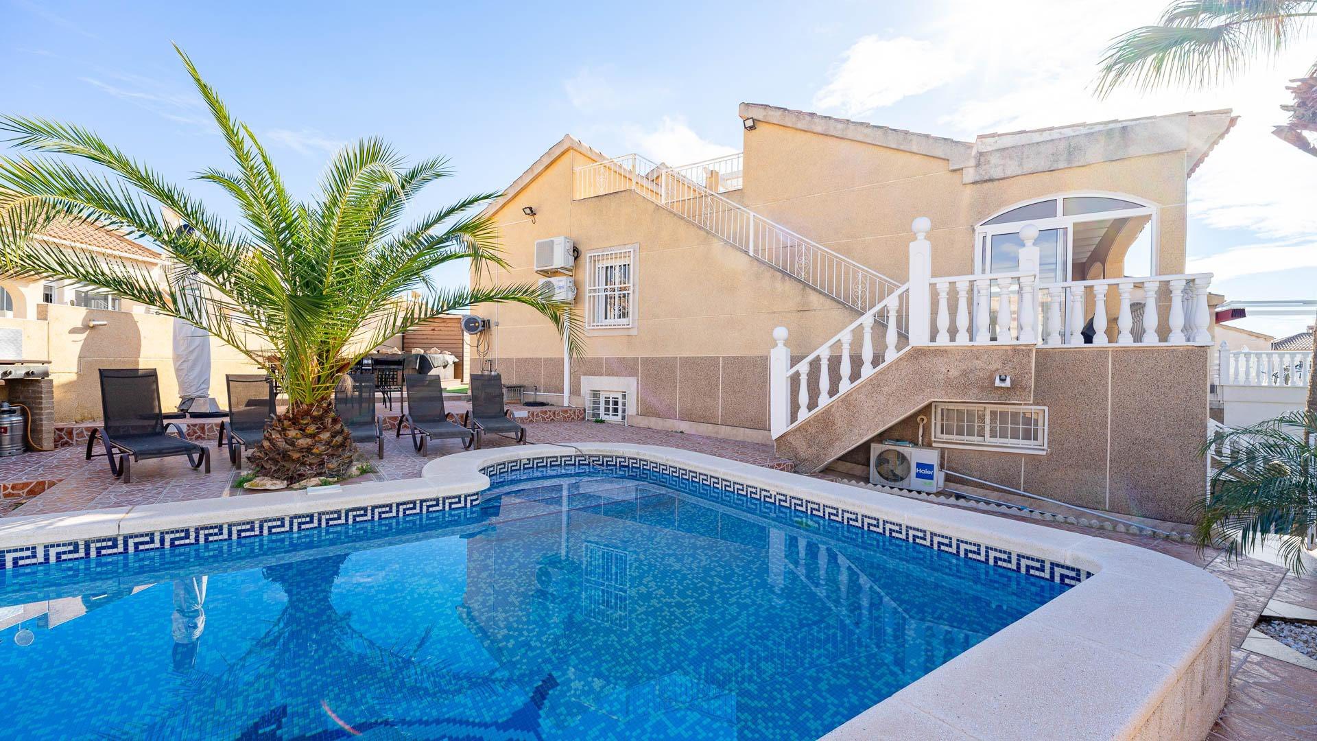 Great Offer! 6 bed Villa with Private Pool in Los Altos. Ref:ks5069