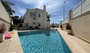 Offer! Large 5 Bed Villa with Separated Apartment with Pool in Villamartin. Ref:ks3957