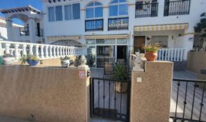 OFFER! Great Condition Townhouse with Garage Parking in Punta Prima. Ref:mks4588