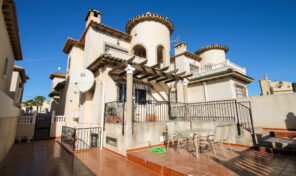 INVESTMENT OPPORTUNITY! Detached Villa with underbuild in Villamartin. Ref:ks4687