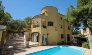 Opportunity! Large Villa with massive plot and Private Pool in Villamartin. Ref:ks4951