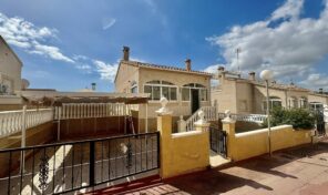 BARGAIN! Great Condition Detached Villa with Parking in Los Altos. Ref:ks5149