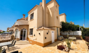OFFER! Large Semi-Detached Villa in popular Playa Flamenca. Ref:ks5213